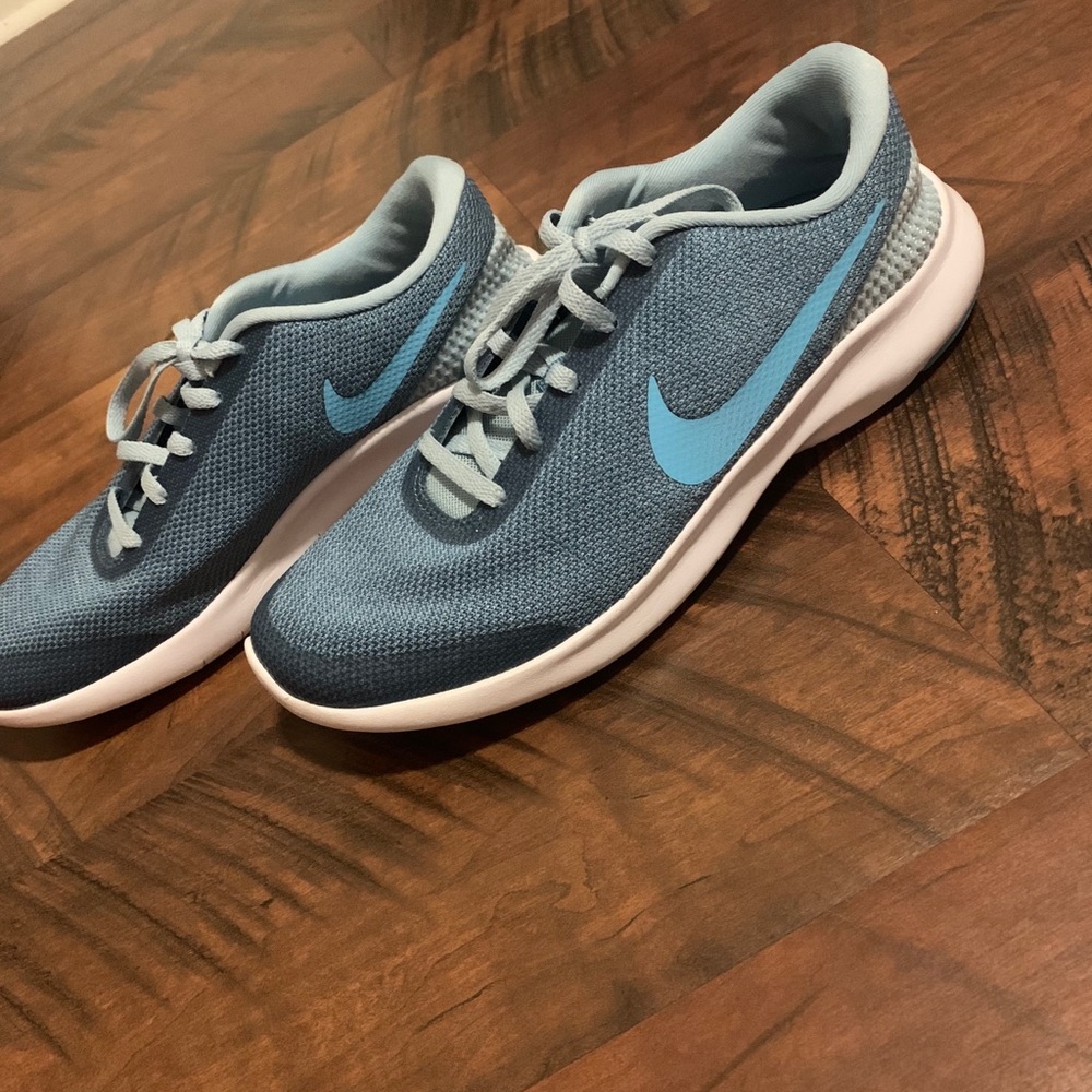 NIKE SNEAKERS